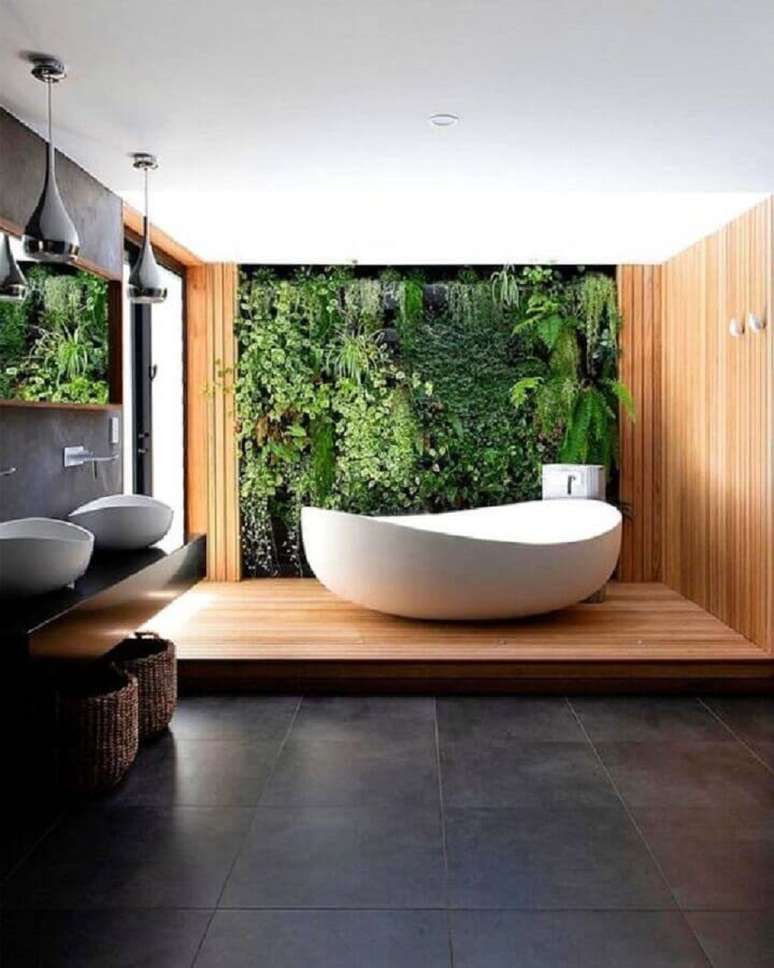 62. Revestimento de madeira para decora&ccedil;&atilde;o de banheiro cinza moderno com banheira de imers&atilde;o &ndash; Foto: Vobibr