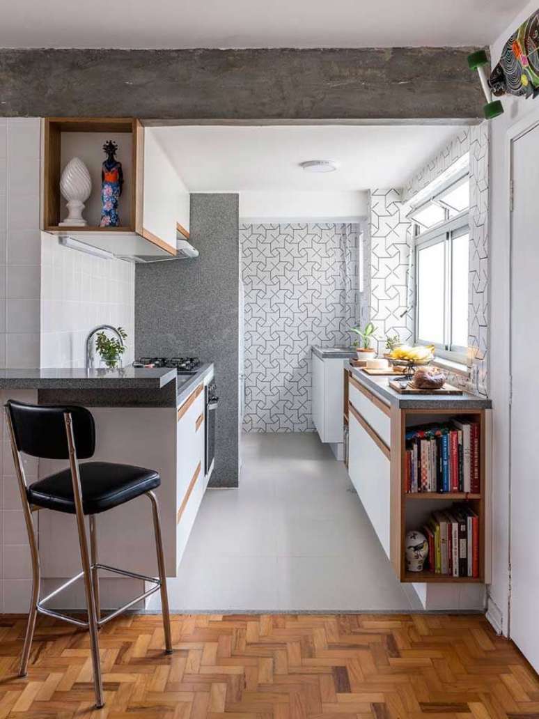 27. Revestimento de granito cinza para cozinha pequena com lavanderia – Foto Pinterest