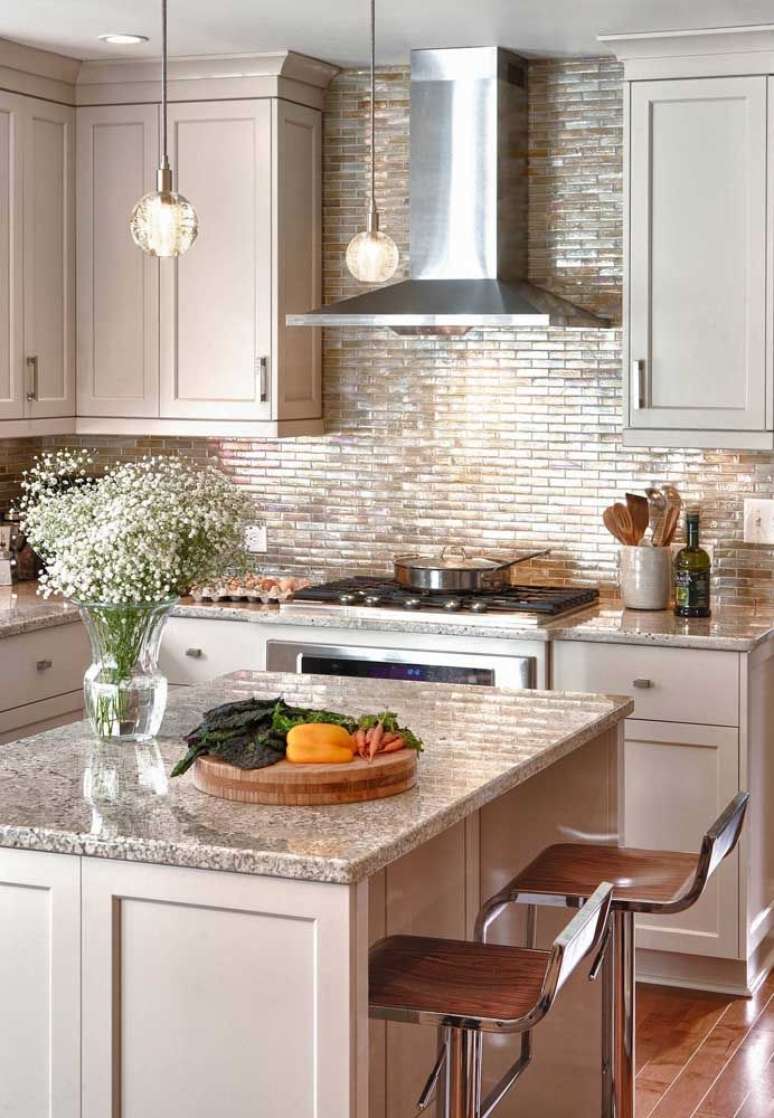 33. Granito cinza para cozinha americana com banquetas e iluminação moderna – Foto Pinterest
