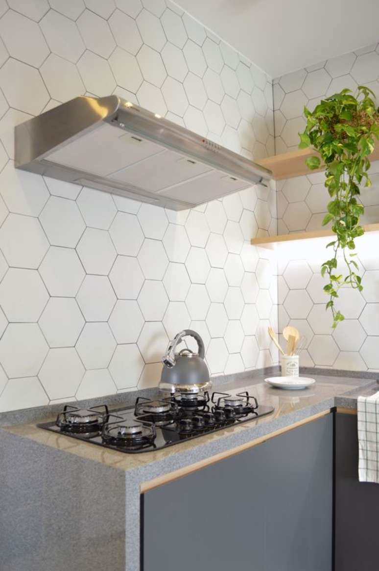 54. Cozinha com bancada de granito cinza e cooktop &ndash; Foto Pinterest