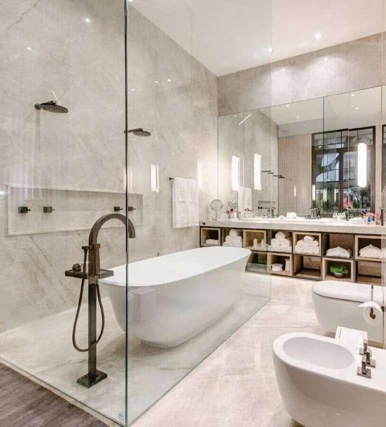 34. Box de vidro para banheiro grande e moderno decorado com banheira de imers&atilde;o &ndash; Foto: Pinterest