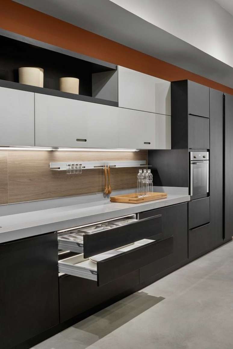 4. Granito cinza absoluto com arm&aacute;rios cinza escuro &ndash; Foto Lider Interiors