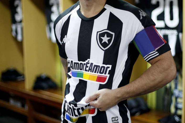 A frase #AmorÉAmor está no centro da camisa (Foto: Divulgação/Botafogo)