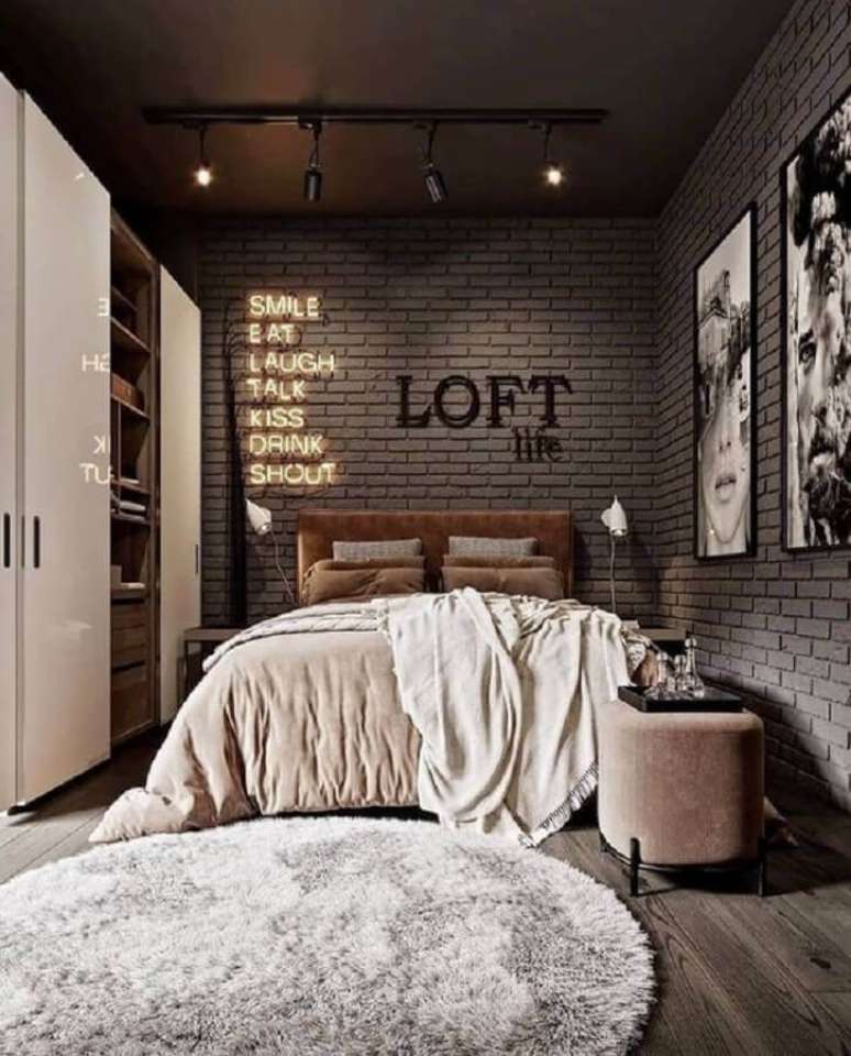 52. Trilho de luz para quarto industrial decorado com guarda roupa branco – Foto: Archtizer