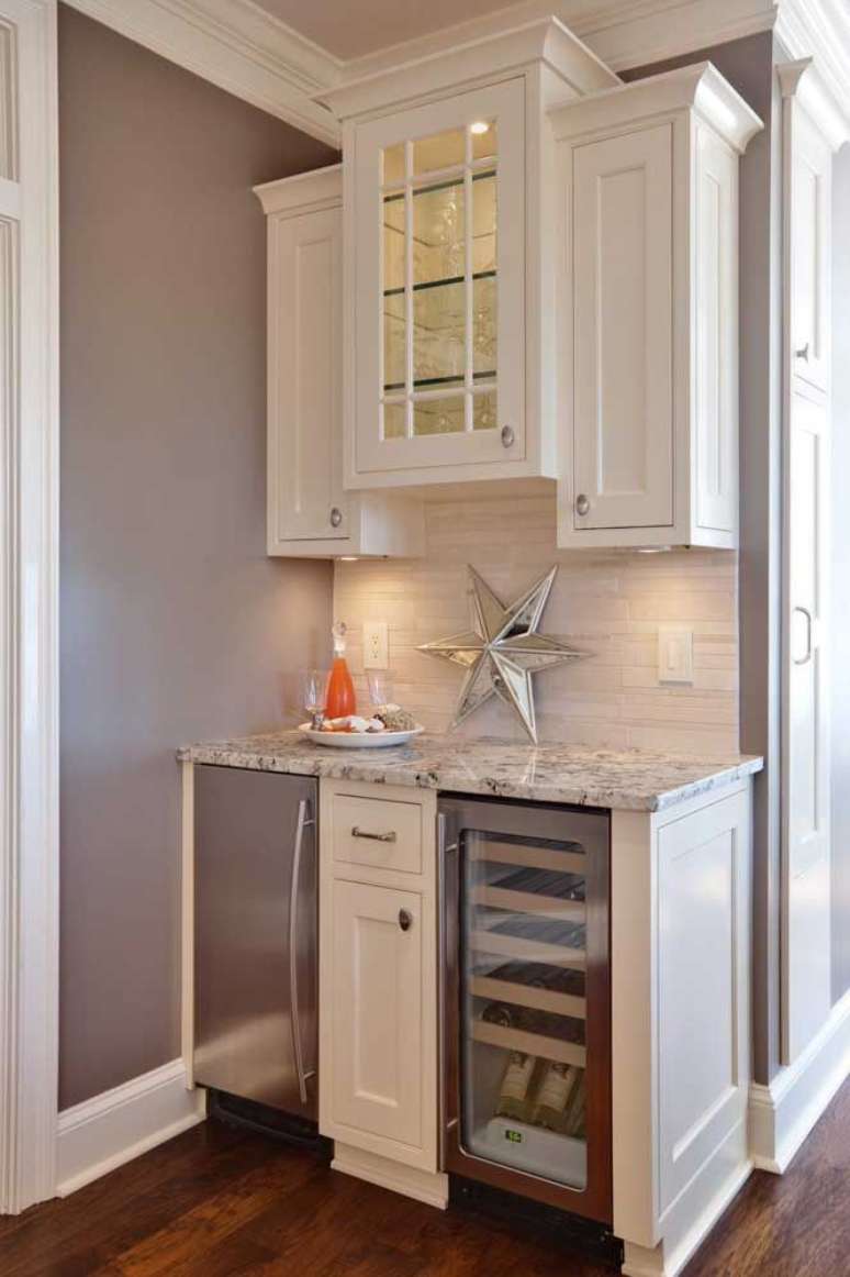 14. Cozinha pequena com granito cinza e armários brancos – Foto Pinterest