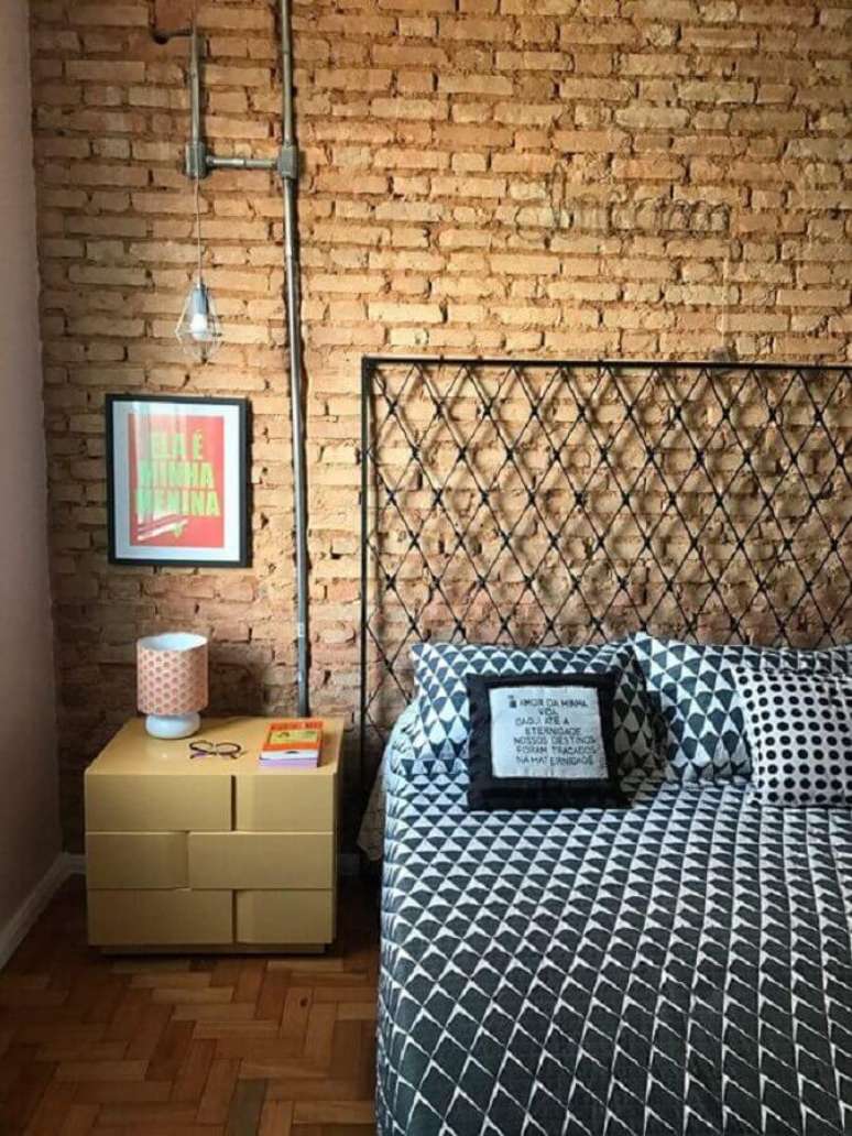 45. Quarto estilo industrial decorado com parede tijolinho e cabeceira de ferro – Foto: Perfeita Ordem