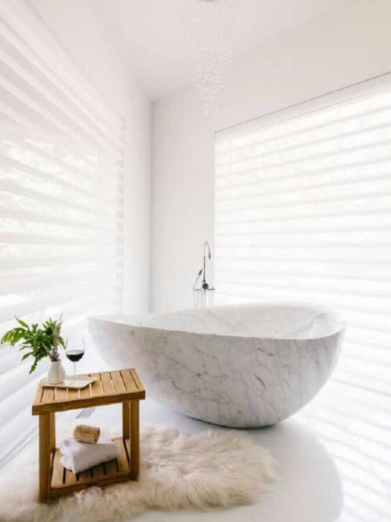 37. Decora&ccedil;&atilde;o clean para banheiro branco com banheira de imers&atilde;o de m&aacute;rmore &ndash; Foto: Homify