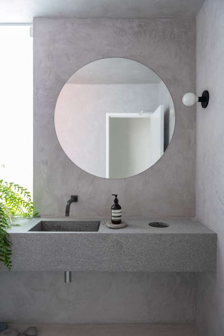 44. Banheiro com pia de granito cinza e espelho redondo – Foto Casa de Valenitna