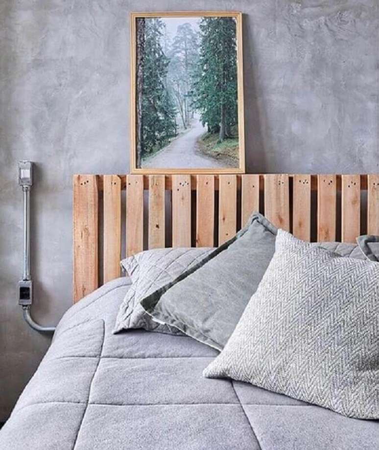 9. Cabeceira de pallet para decoração de quarto industrial com parede de cimento queimado – Foto: Pinterest