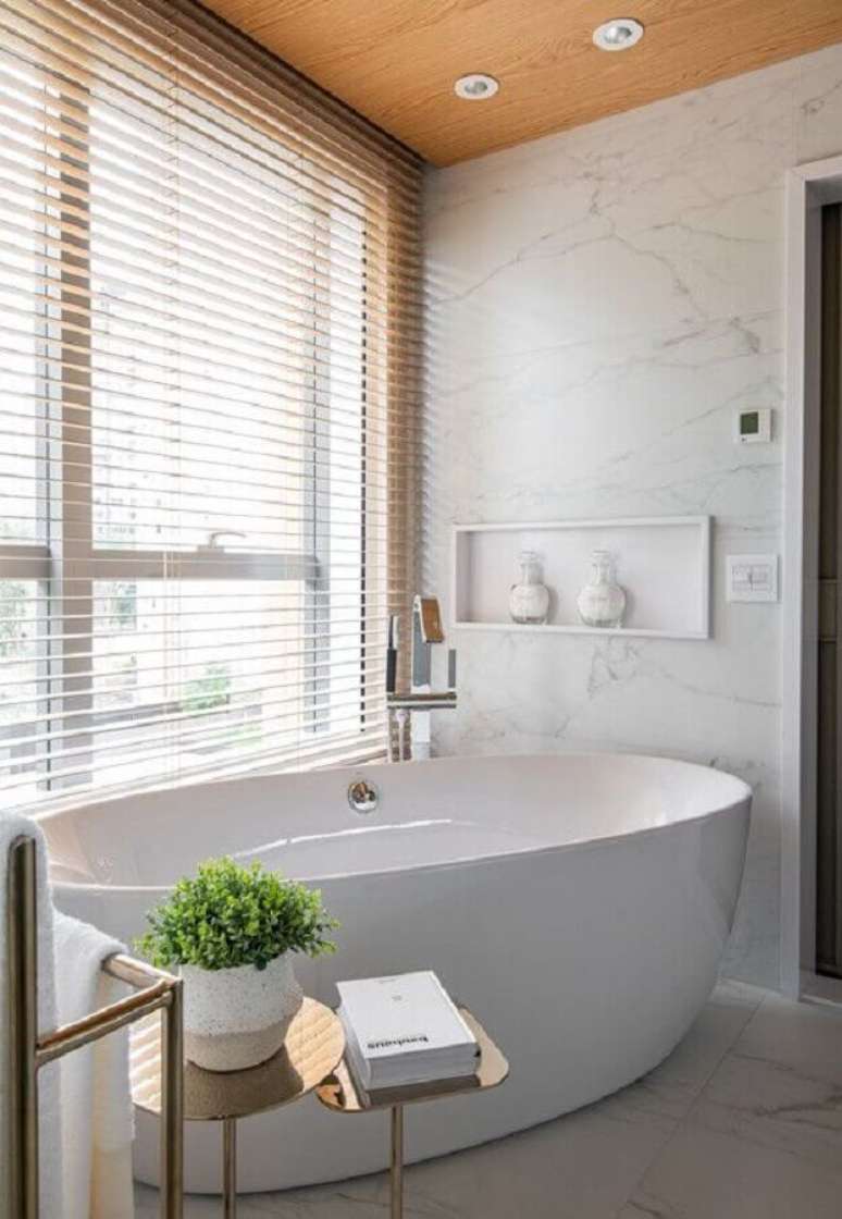 13. Banheira de imers&atilde;o para decora&ccedil;&atilde;o de banheiro com parede e piso de m&aacute;rmore &ndash; Foto: Archdaily