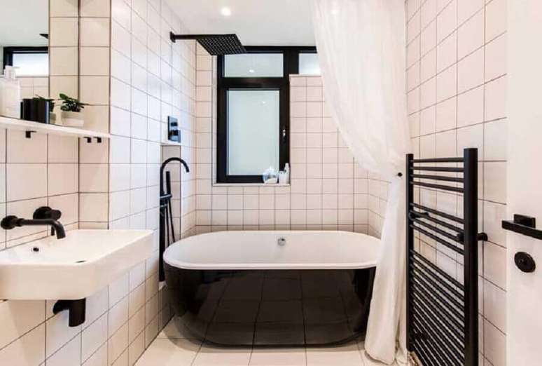 47. Decora&ccedil;&atilde;o de banheiro preto e branco com banheira de imers&atilde;o pequena &ndash; Foto: Home Fashion Trend