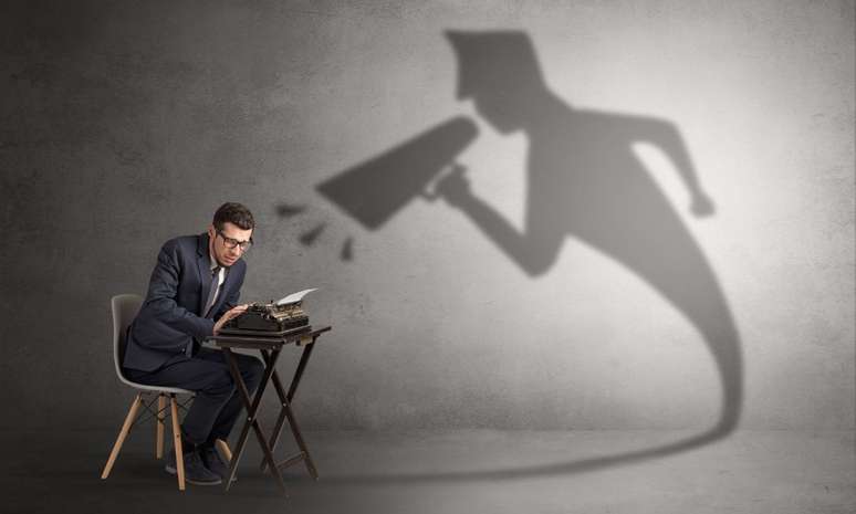 Un hombre con una m&aacute;quina de escribir y una sombra de alguien gritando