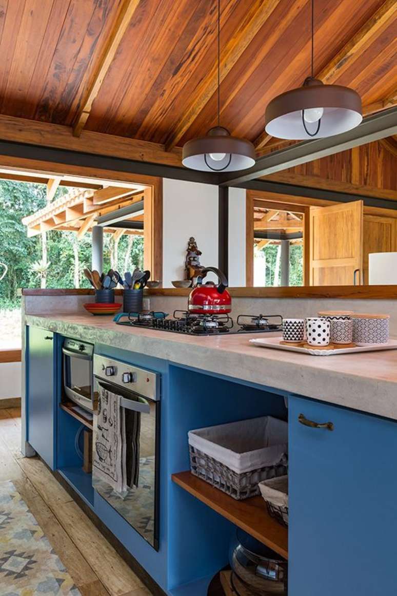 53. Cozinha com bancada de granito cinza claro e arm&aacute;rio azul &ndash; Foto Casa e Decor