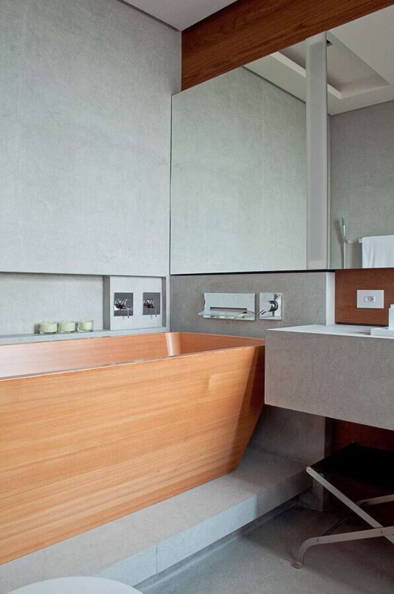 9. Banheiro cinza moderno decorado com banheira de imers&atilde;o de madeira &ndash; Foto: Home Fashion Trend