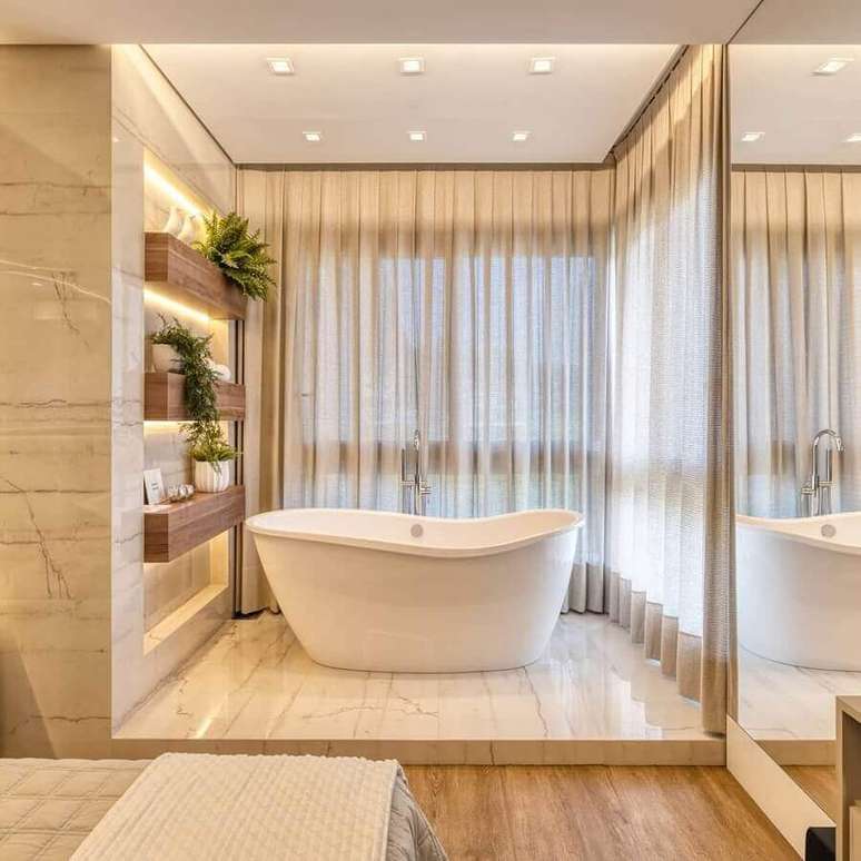 7. Decora&ccedil;&atilde;o sofisticada em cores neutras com banheira de imers&atilde;o pequena &ndash; Foto: Decor Salteado