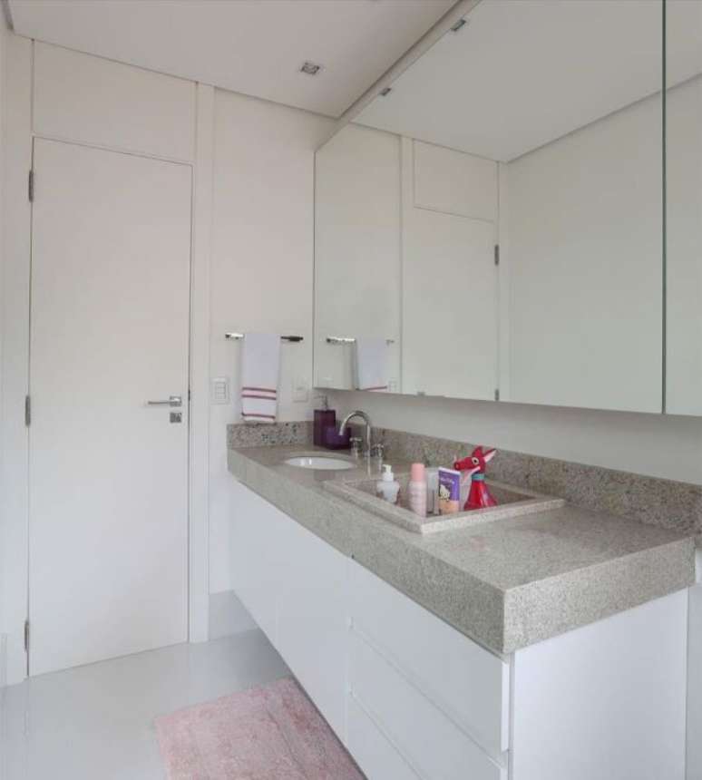 78. Pia de Granito bege para banheiro &ndash; Foto Hildebrand Silva Arquitetura