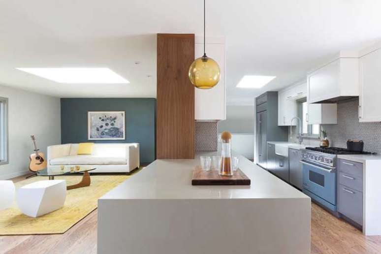 24. Cozinha americana com bancada cinza e m&oacute;veis cinza &ndash; Foto Pinterest