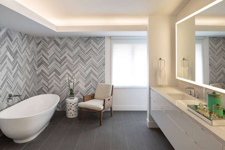 14. Banheira de imers&atilde;o para decora&ccedil;&atilde;o de banheiro grande cinza e branco &ndash; Foto: Houzz