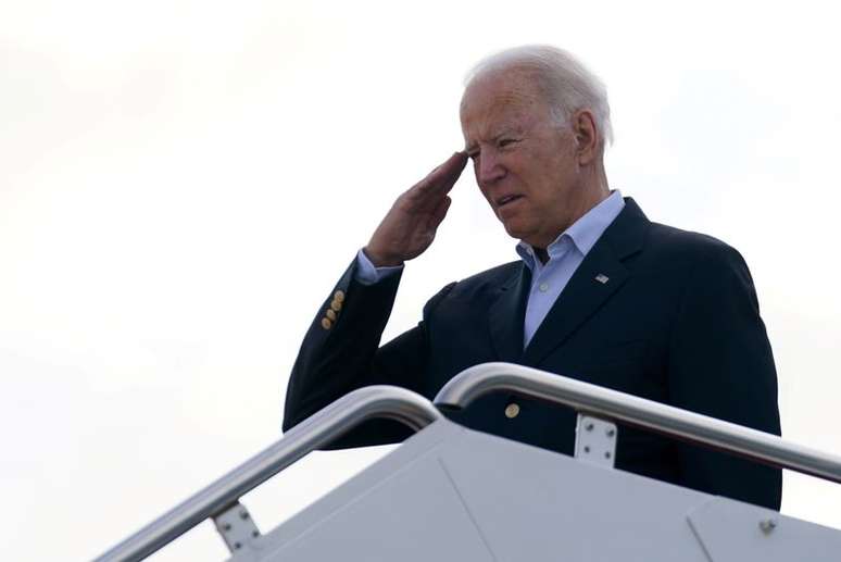 Presidente dos EUA, Joe Biden, embarca no avi&atilde;o presidencial rumo a Surfside, na Fl&oacute;rida
01/07/2021 REUTERS/Kevin Lamarque