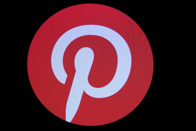 Logo do Pinterest em tela na bolsa de valores de Nova York, EUA 
18/04/2019
REUTERS/Brendan McDermid