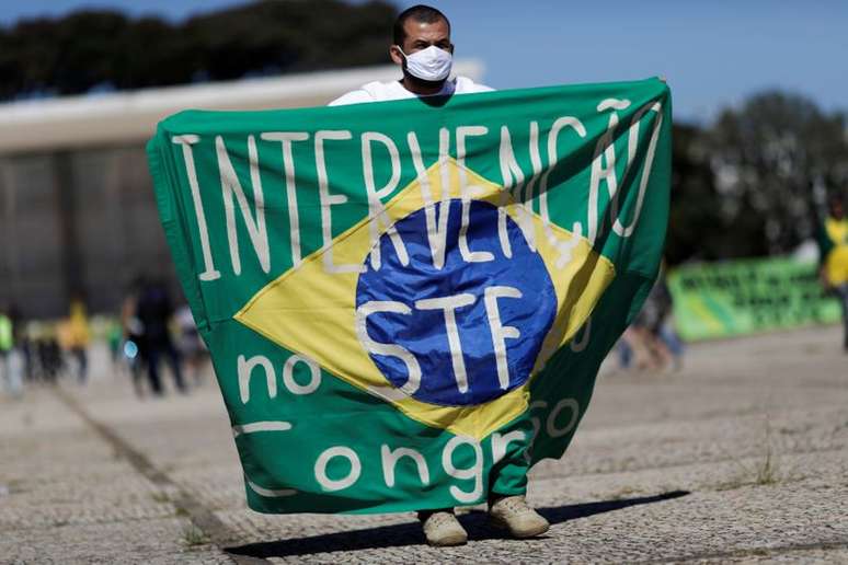 Manifestante com bandeira que defende interven&ccedil;&atilde;o no STF e no Congresso durante ato em Bras&iacute;lia
31/05/2020 
REUTERS/Ueslei Marcelino