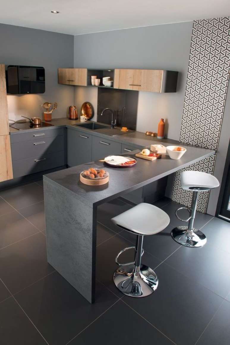 41. Cozinha em U com bancada de granito cinza escuro, arm&aacute;rios da mesma cor e papel de parede preto e branco, moderno em cada detalhe &ndash; Foto Crescendo aos poucos