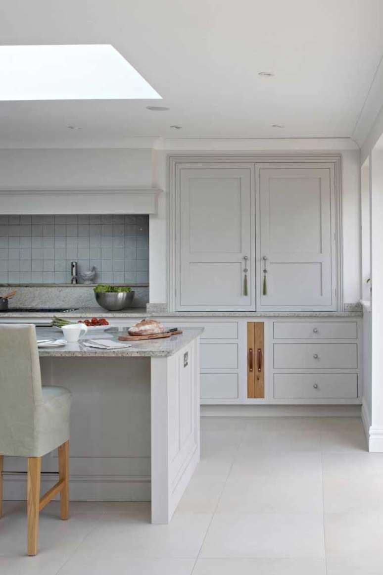 16. Cozinha com granito cinza e decoração clara – Foto Pinterest