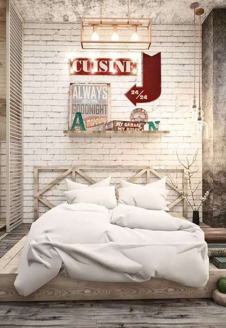 30. Estilo industrial para quarto decorado com parede tijolinho branco e cama de madeira – Foto: Home Fashion Trend