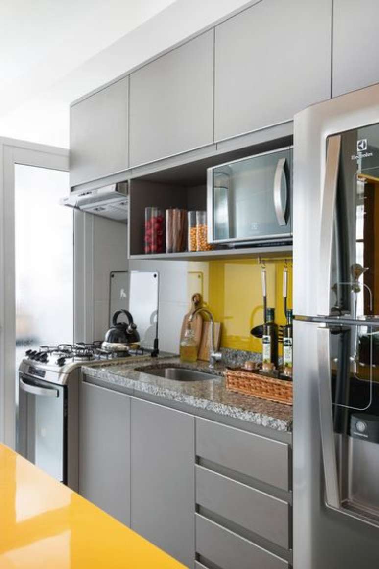 60. Cozinha pequena com granito cinza e armários da mesma cor – Foto Arquitetura e Construção