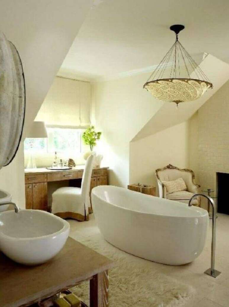 58. Lustre redondo para decora&ccedil;&atilde;o de banheiro com banheira de imers&atilde;o pequena &ndash; Foto: Pinterest