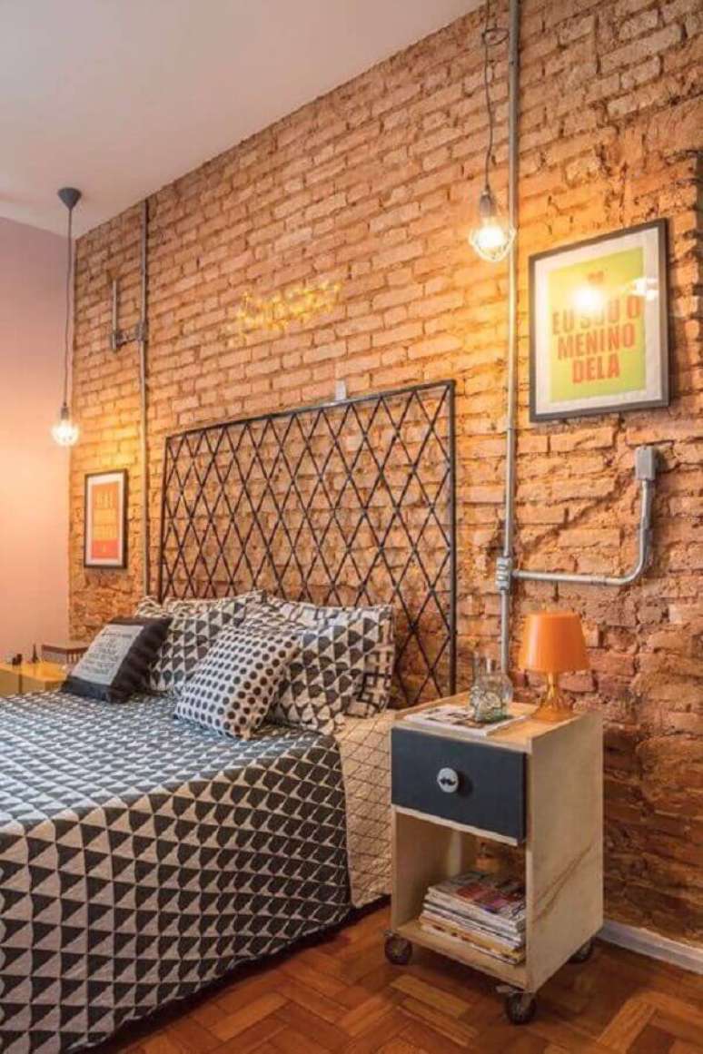 39. Parede de tijolinho para decoração de quarto industrial com cabeceira aramada – Foto: Perfeita Ordem