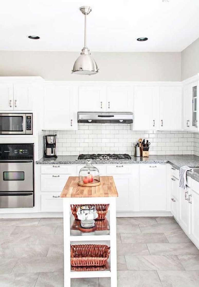 28. Cozinha em L com granito cinza e armários modulados brancos – Foto Pinterest