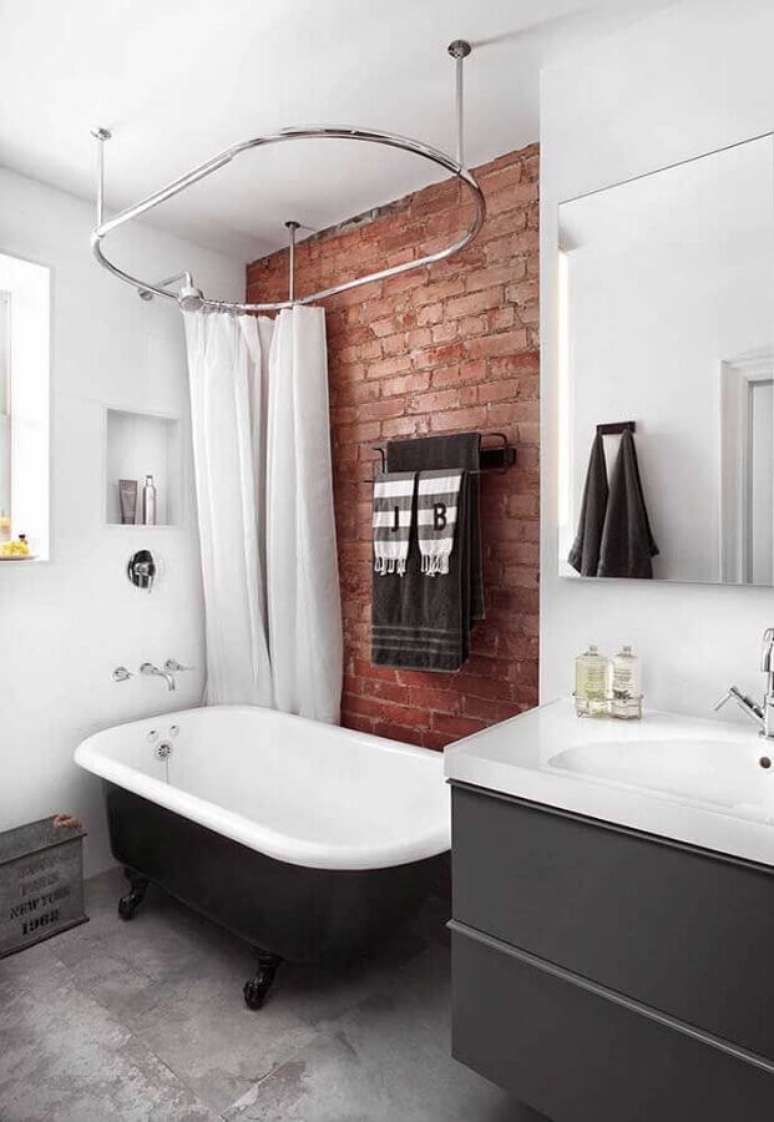 18. Banheira de imers&atilde;o vitoriana preta para decora&ccedil;&atilde;o de banheiro com parede de tijolinho &ndash; Foto: Home Fashion Trend