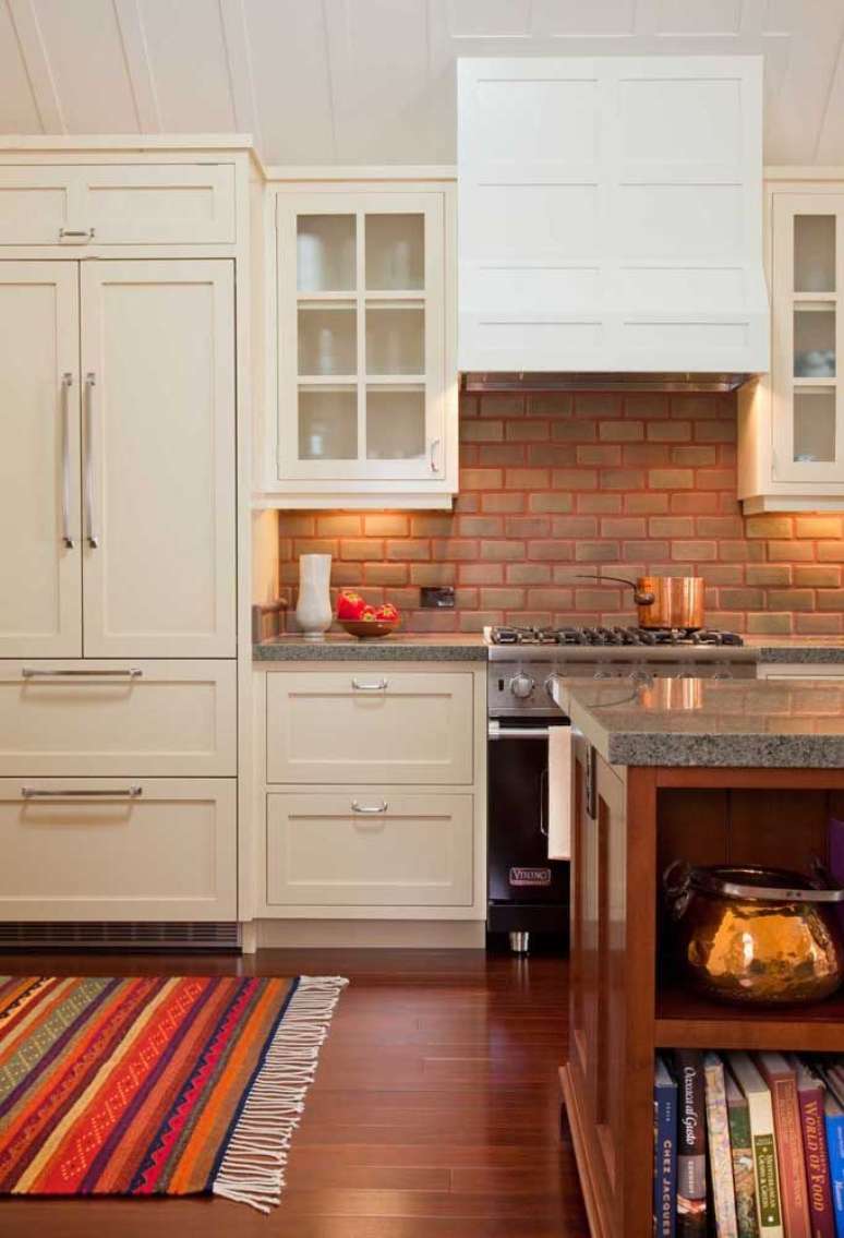 6. Cozinha planejada com granito cinza e móveis de madeira – Foto Pinterest