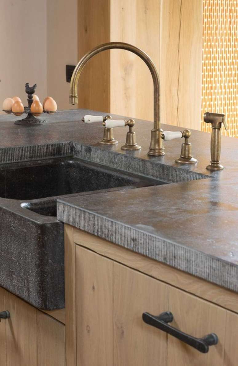 67. Granito cinza com torneiras em dourada &ndash; Foto Debosbeke
