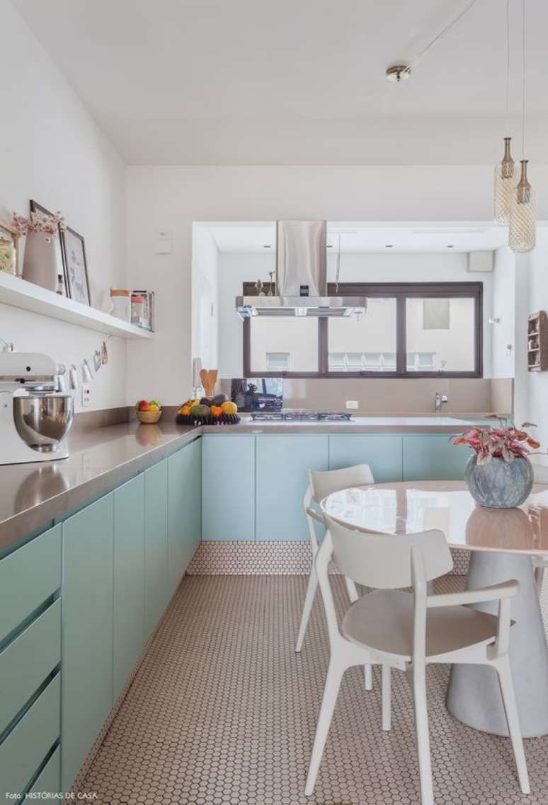 72. Granito cinza para cozinha com armários azuis – Foto Histórias de Casa