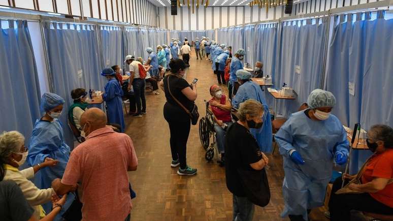 Centro de vacina&ccedil;&atilde;o na Venezuela: oposi&ccedil;&atilde;o diz que impacto da covid pode ser maior do que a apontada pelo governo Maduro