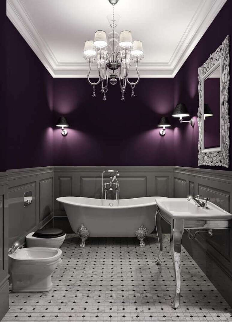 10. Decora&ccedil;&atilde;o cl&aacute;ssica para banheiro cinza e roxo com banheira de imers&atilde;o vitoriana &ndash; Foto: Casa de Valentina