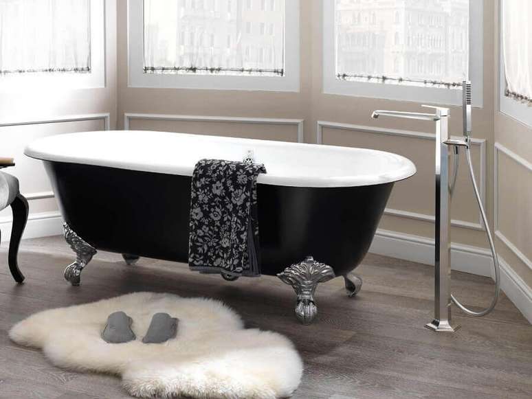 20. Banheiro bege decorado com banheira de imers&atilde;o vitoriana preta &ndash; Foto: Pinterest