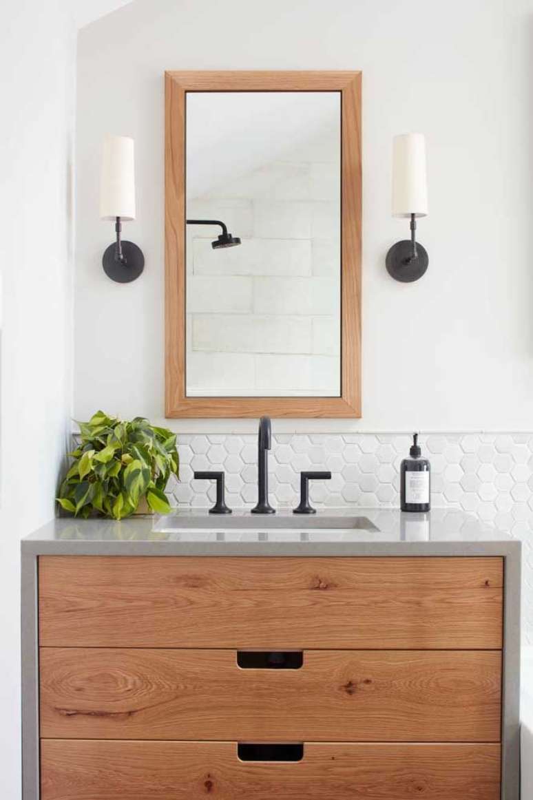 22. Granito cinza para banheiro com gabinete de madeira – Foto Pinterest