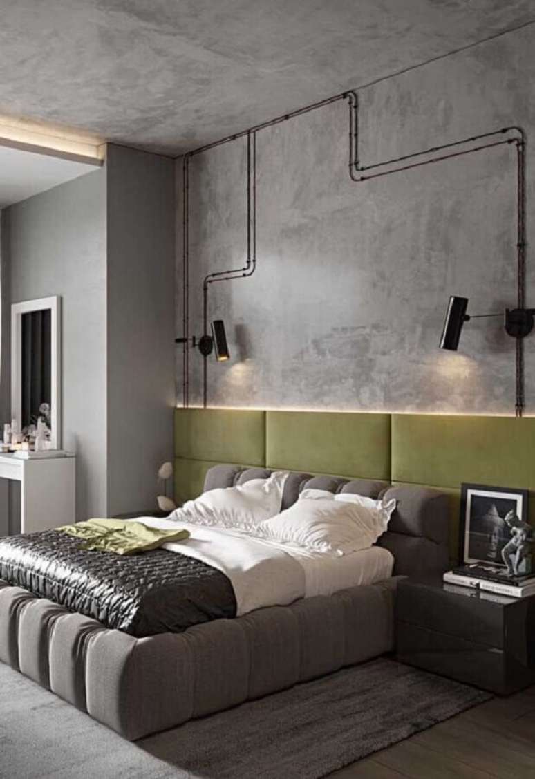 32. Estilo industrial para quarto moderno decorado com cabeceira verde e parede de cimento queimado – Foto: Futurist Architecture