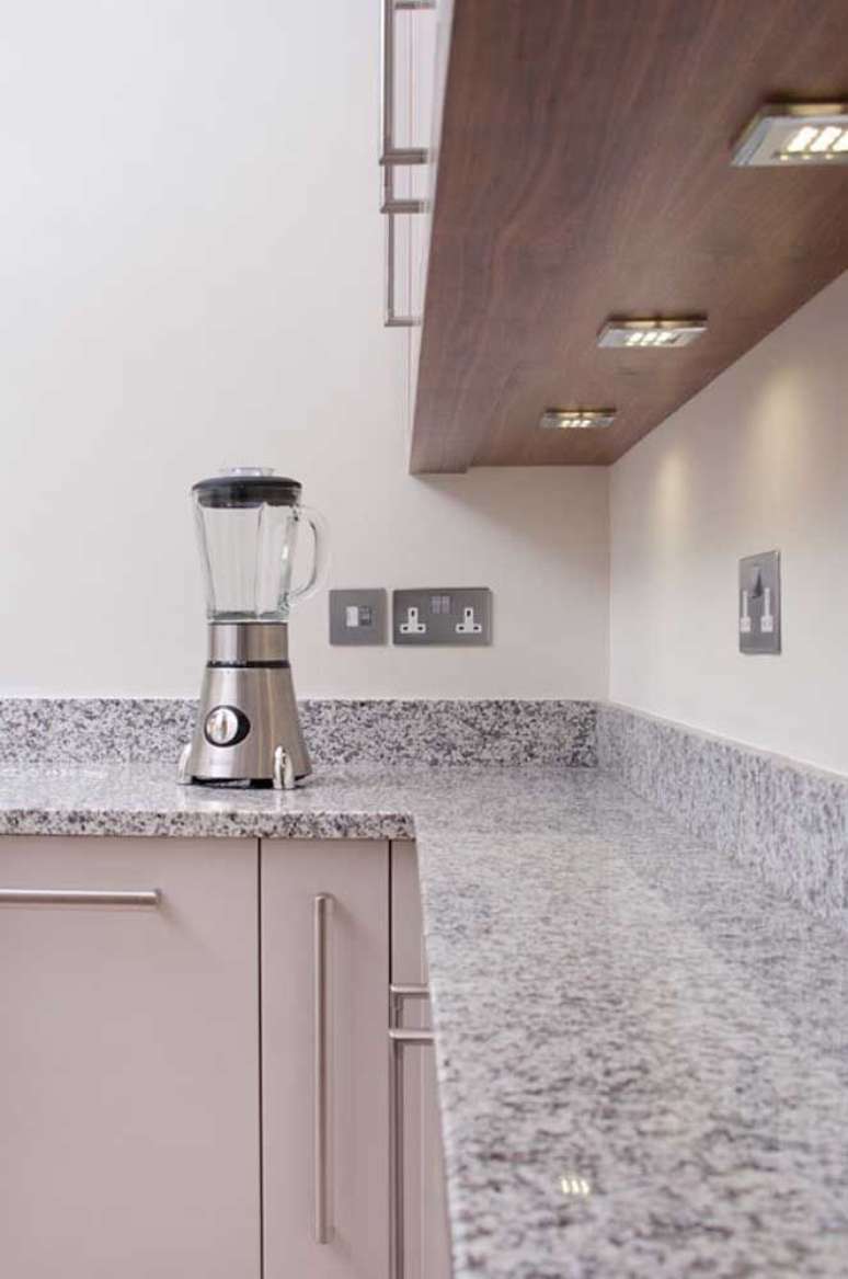 31. Balc&atilde;o em L granito cinza &ndash; Foto Pinterest