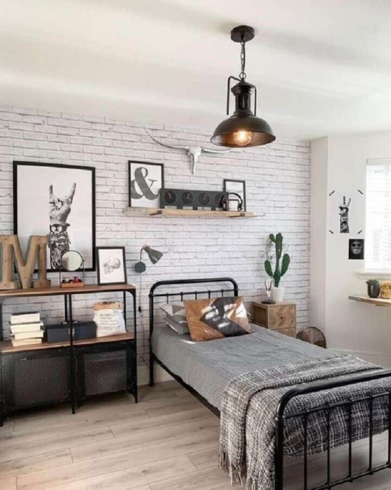 44. Quarto estilo industrial decorado com móveis de ferro – Foto: Pinterest