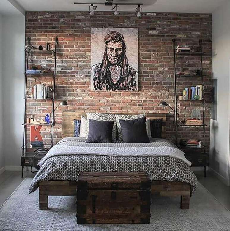 18. Decoração de quarto industrial simples com cama de madeira e parede rústica – Foto: do edu