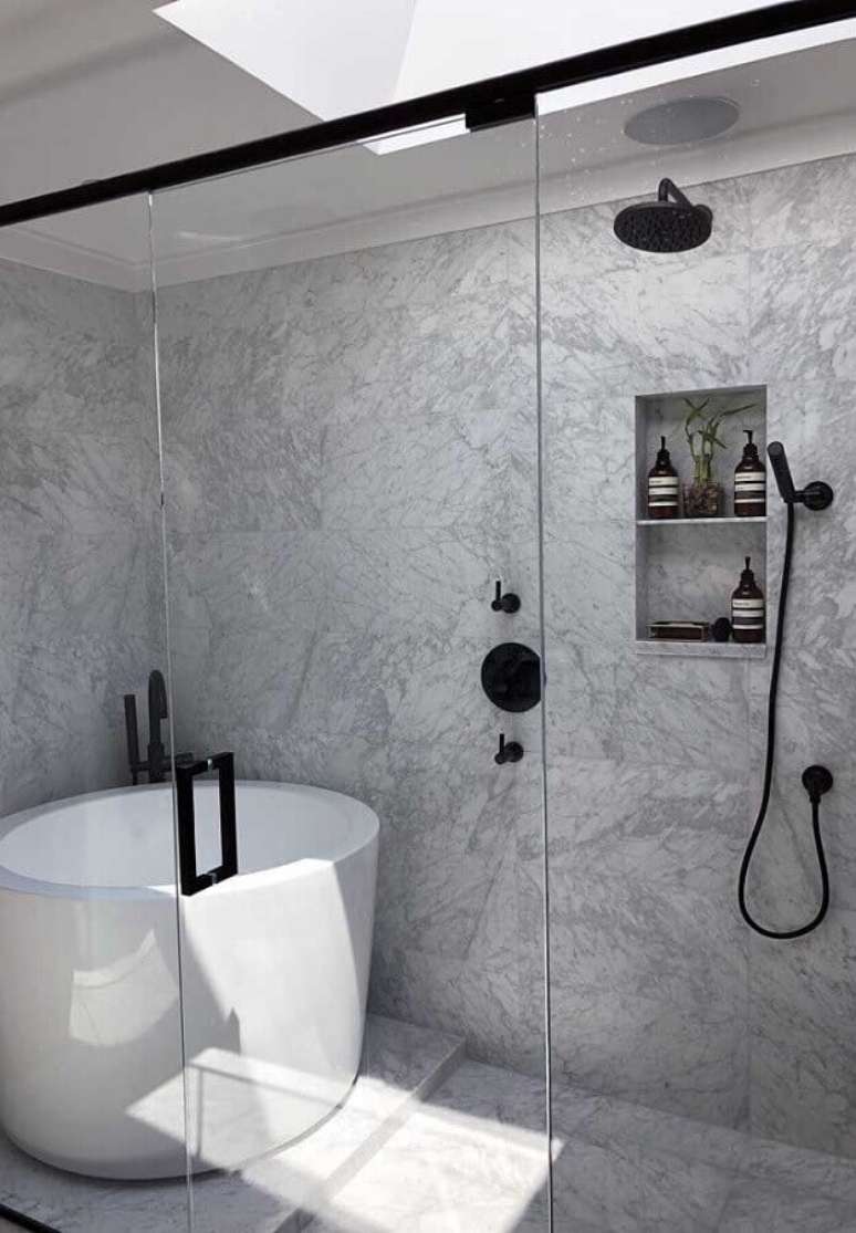 17. Banheira de imers&atilde;o pequena redonda para decora&ccedil;&atilde;o de banheiro com revestimento de m&aacute;rmore &ndash; Foto: Casa de Valentina