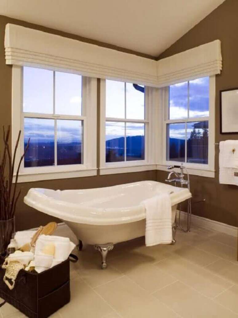 11. Banheira de imers&atilde;o com aquecedor para banheiro decorado em cores neutras &ndash; Foto: Pinterest