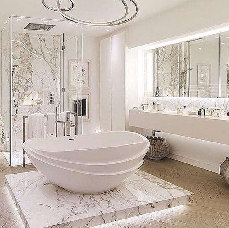 56. Decora&ccedil;&atilde;o sofisticada para banheiro branco com banheira de imers&atilde;o contempor&acirc;nea &ndash; Foto: Pinterest