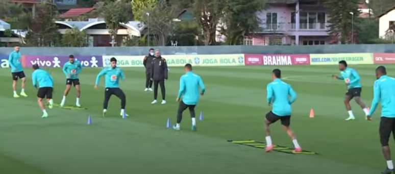 Tite ainda faz treino tático antes da equipe viajar para o Rio, mas sem mostrar à imprensa (Reprodução / CBF TV)