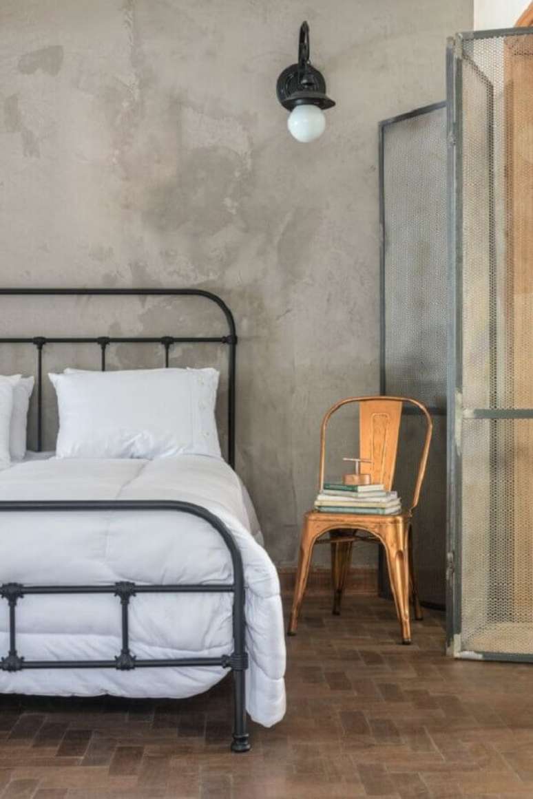 20. Decoração simples para quarto industrial com parede de cimento queimado – Foto: Pinterest