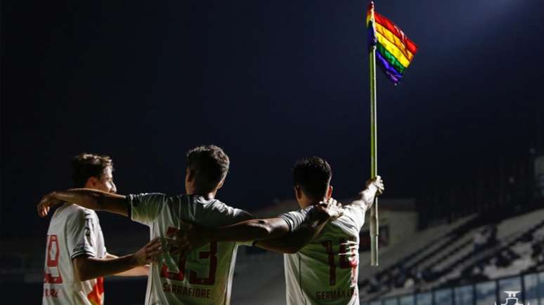 Comemoração de gol de Cano (direita) pelo Vasco em jogo com homenagens ao Dia da Visibilidade LGBTQIA+ (Rafael Ribeiro / Vasco)